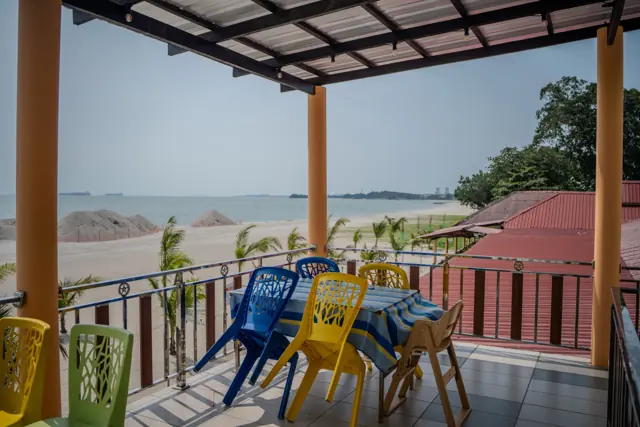 Pemandangan laut dari balkoni di D’Nelayan Beach Resort, Pengkalan Balak