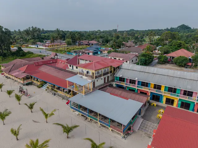 Aerial bangunan resort di D’Nelayan Beach Resort, Pengkalan Balak