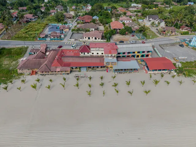 Aerial resort & kawasan pesisir di D’Nelayan Beach Resort, Pengkalan Balak