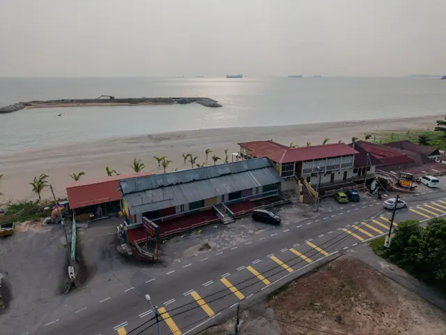 Aerial resort, jalan & laut di D’Nelayan Beach Resort, Pengkalan Balak
