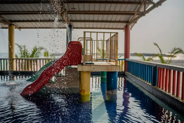 Gelongsor & pancuran air di D’Nelayan Beach Resort, Pengkalan Balak