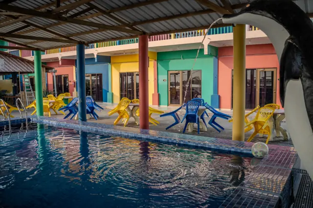 Kolam & bangunan bilik di D’Nelayan Beach Resort, Pengkalan Balak
