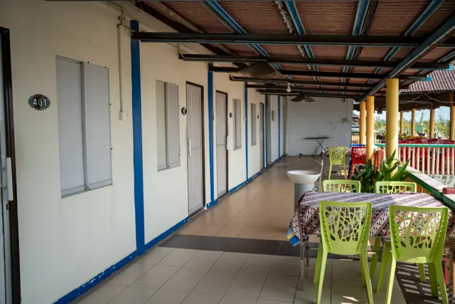 Koridor bilik menghadap pesisir di D’Nelayan Beach Resort, Pengkalan Balak