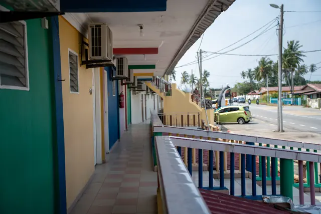 Koridor bilik tingkat atas di D’Nelayan Beach Resort, Pengkalan Balak