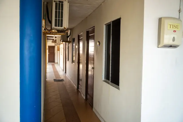 Koridor dalaman di D’Nelayan Beach Resort, Pengkalan Balak