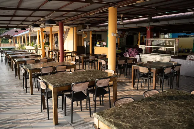 Meja makan & kaunter di D’Nelayan Beach Resort, Pengkalan Balak