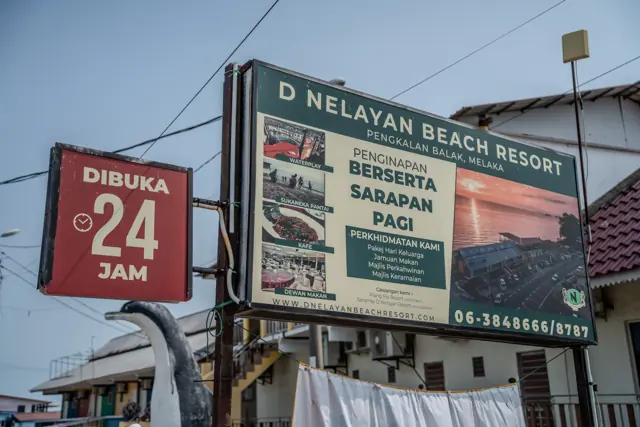 Papan tanda D’Nelayan di D’Nelayan Beach Resort, Pengkalan Balak