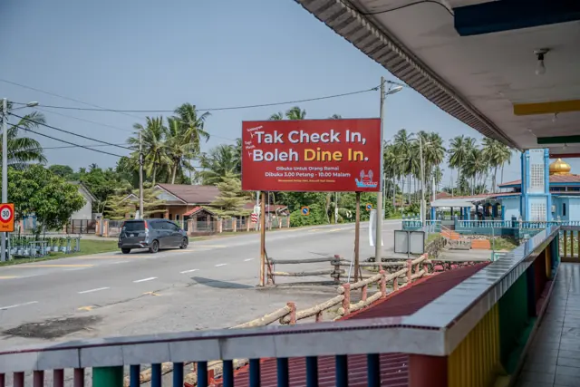 Jalan di hadapan resort di D’Nelayan Beach Resort, Pengkalan Balak