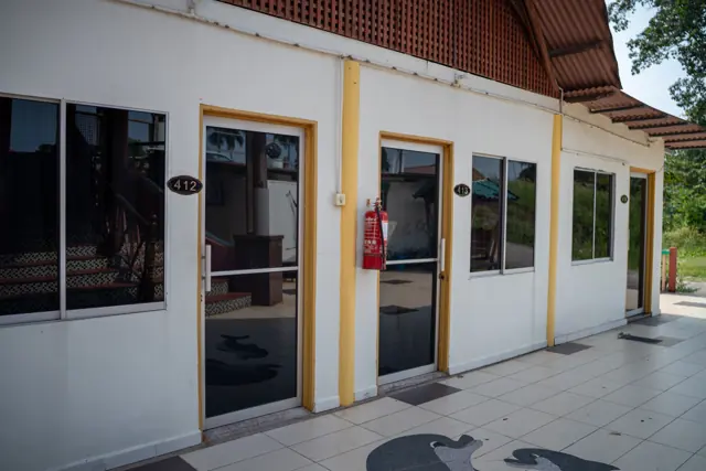 Pintu bilik di D’Nelayan Beach Resort, Pengkalan Balak