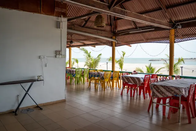 Ruang makan & kemudahan seterika di D’Nelayan Beach Resort, Pengkalan Balak