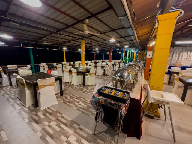Ruang makan pada waktu malam di D’Nelayan Beach Resort, Pengkalan Balak