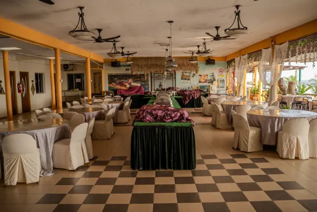 Meja bulat & ruang bufet di D’Nelayan Beach Resort, Pengkalan Balak