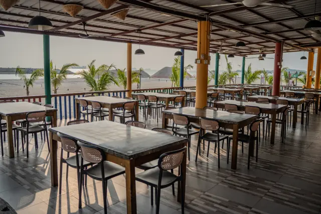 Ruang makan menghadap pesisir di D’Nelayan Beach Resort, Pengkalan Balak