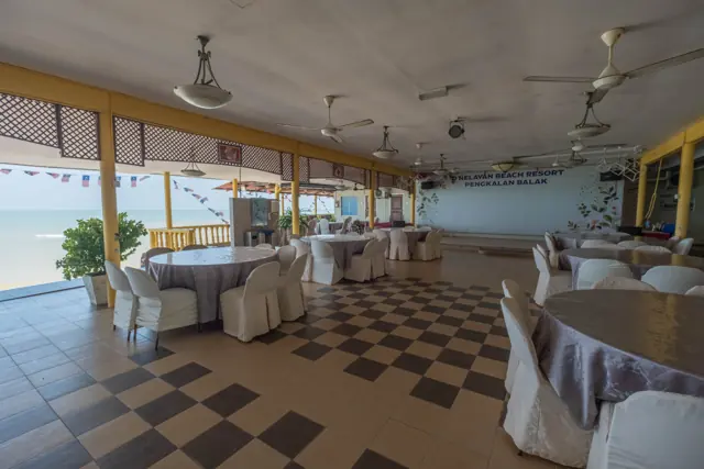 Ruang makan pada waktu siang di D’Nelayan Beach Resort, Pengkalan Balak
