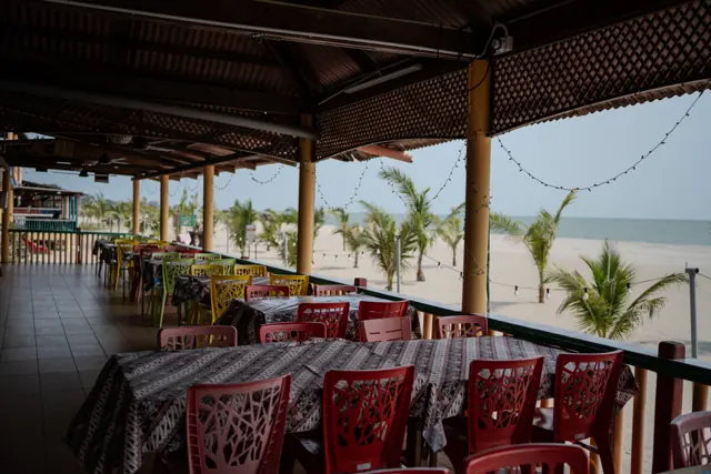 Ruang makan di kawasan pesisir di D’Nelayan Beach Resort, Pengkalan Balak