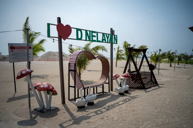 Ruang bergambar & buaian di D’Nelayan Beach Resort, Pengkalan Balak