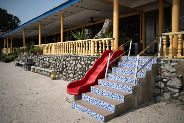 Tangga & gelongsor kawasan pesisir di D’Nelayan Beach Resort, Pengkalan Balak