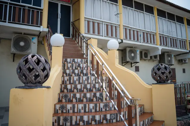 Tangga hadapan di D’Nelayan Beach Resort, Pengkalan Balak