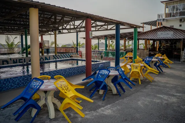 Tempat duduk tepi kolam di D’Nelayan Beach Resort, Pengkalan Balak