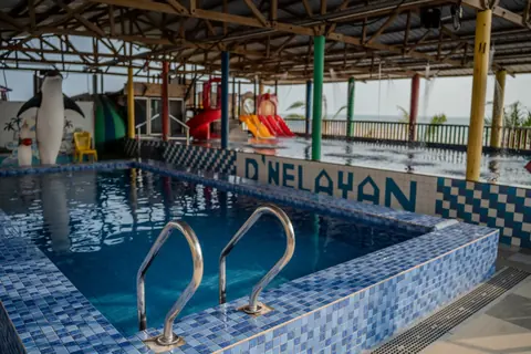 Kolam renang keluarga dengan gelongsor di D’Nelayan