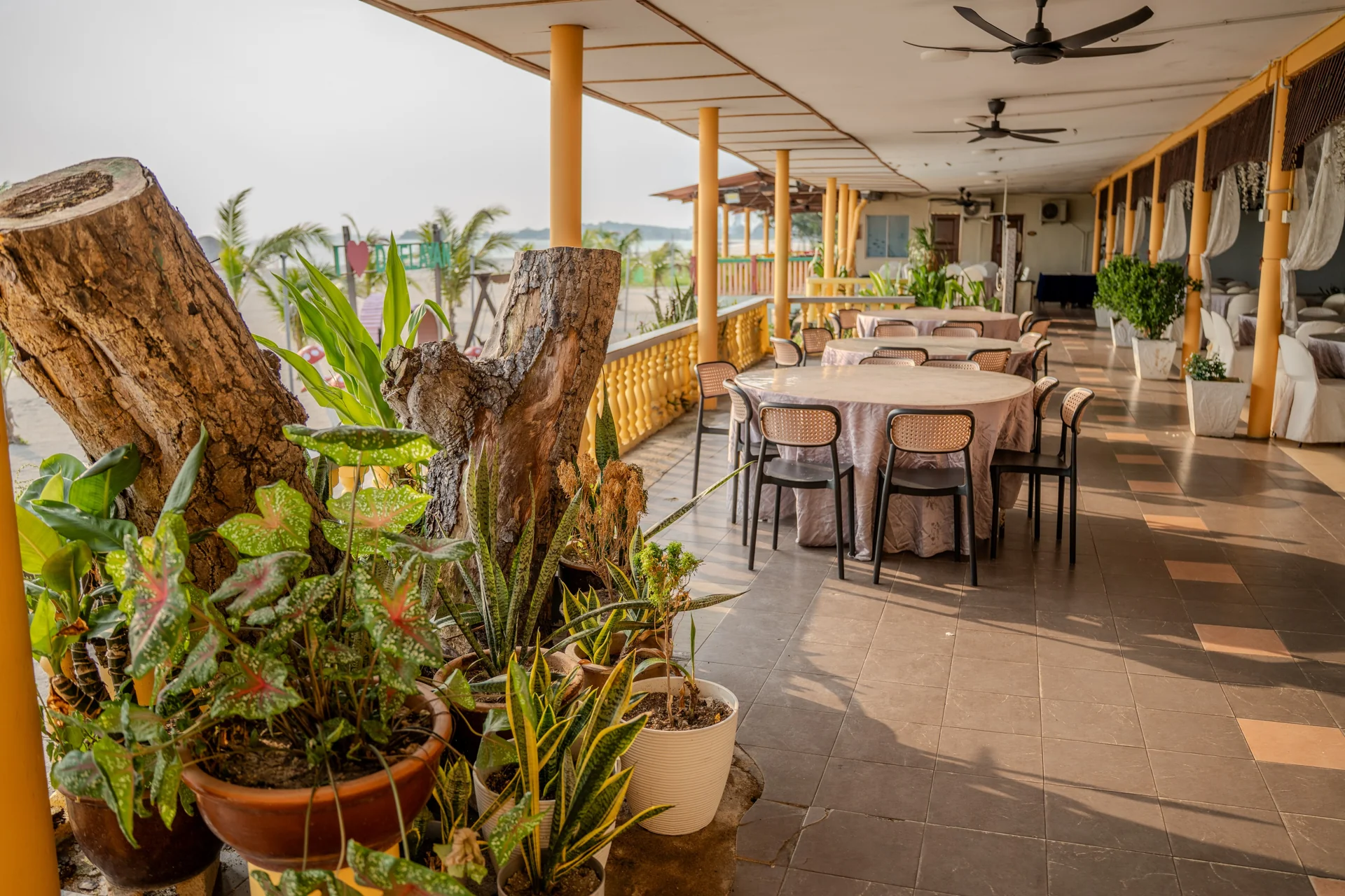 Teras ruang makan D’Nelayan Beach Resort di Pengkalan Balak