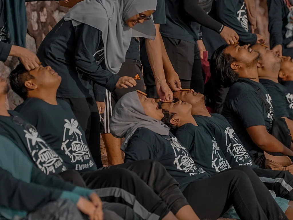 Peserta bermain game biskut di dahi - Aktiviti Sukaneka Family Day D'Nelayan