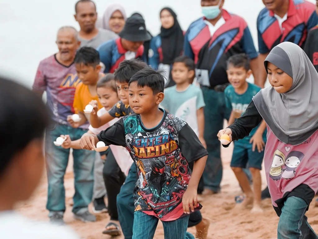 Peserta membawa bola pingpong dengan sudu - Aktiviti Sukaneka Family Day D'Nelayan